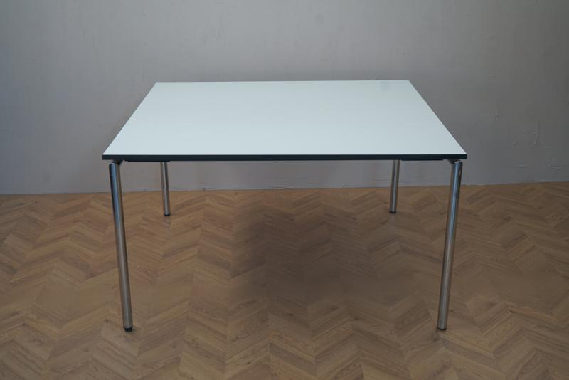 Four Design foldbart kantinebord 130x130x73 cm i hvid – set forfra med foldemekanisme